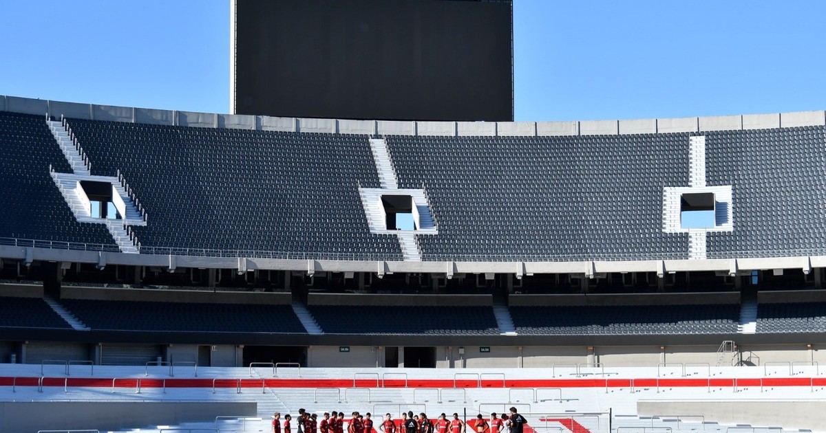 Utilice este título  A la carga: con la mochila del 2025, River debe empezar con el pie derecho vs. Barracas :: Olé y cree en base a ese titulo original un titulo nuevo, preciso, comprensible y que no pierda relacion con el titulo original. Necesito que me devuelvas solo y nada mas que el titulo nuevo.