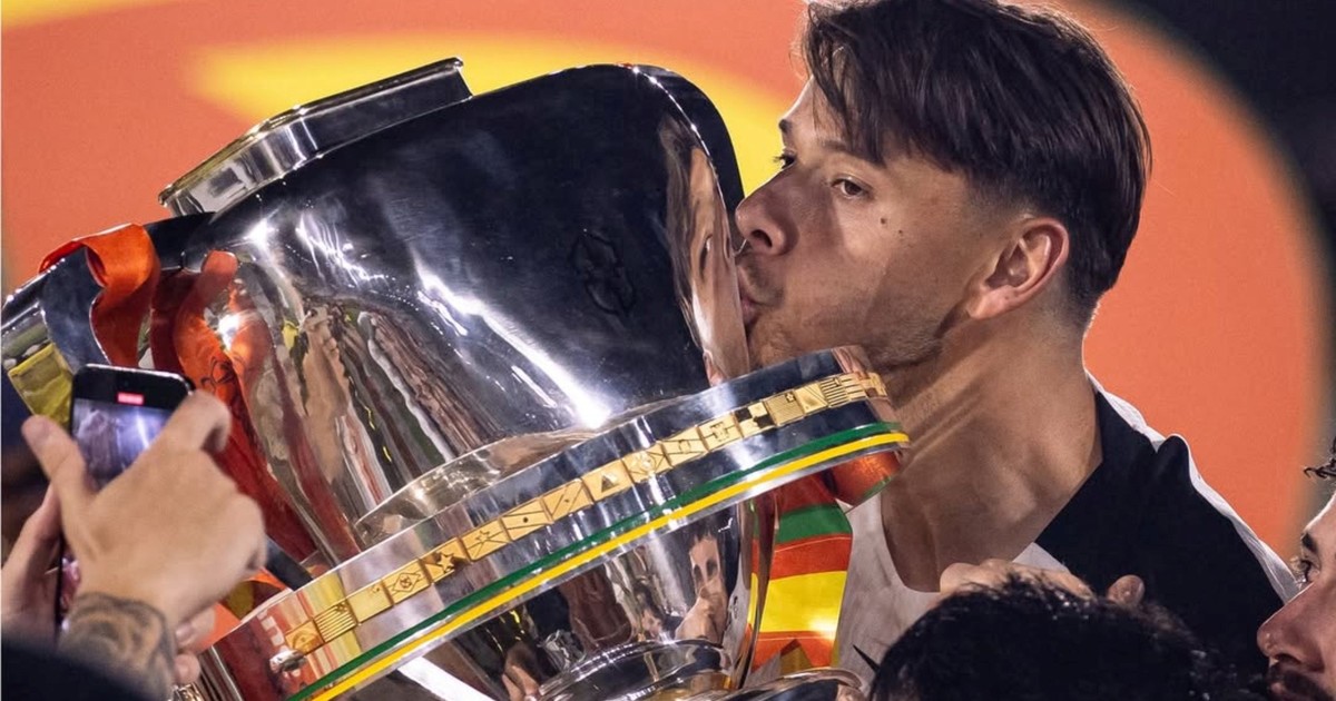 Utilice este título  Boca cerró a Ángel Romero como primer refuerzo: viaje, revisión y firma :: Olé y cree en base a ese titulo original un titulo nuevo, preciso, comprensible y que no pierda relacion con el titulo original. Necesito que me devuelvas solo y nada mas que el titulo nuevo.