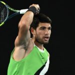 Utilice este título Carlos Alcaraz lucha con Alex De Miñaur para meterse en semifinales y cree en base a ese titulo original un titulo nuevo, preciso, comprensible y que no pierda relacion con el titulo original. Necesito que me devuelvas solo y nada mas que el titulo nuevo.