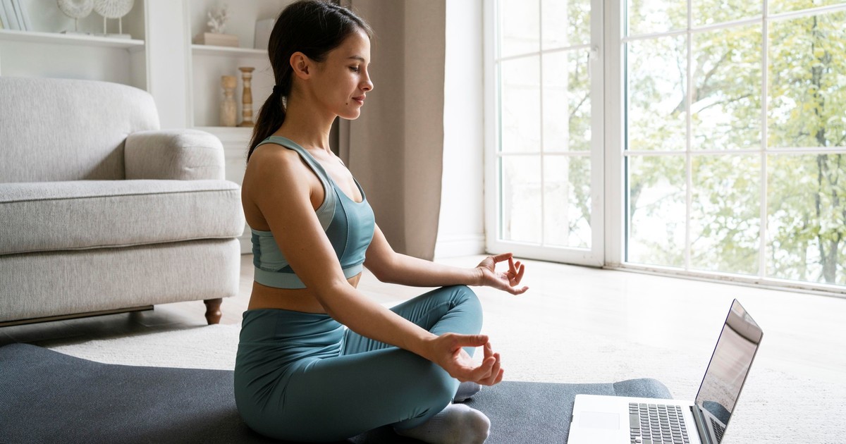 Cómo aliviar el dolor cervical con un simple ejercicio de yoga