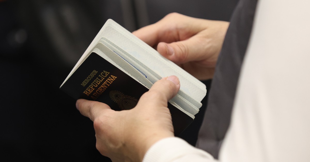 Utilice este título  Como en Estados Unidos, le darán la ciudadanía argentina a los que traigan inversiones al país y cree en base a ese titulo original un titulo nuevo, preciso, comprensible y que no pierda relacion con el titulo original. Necesito que me devuelvas solo y nada mas que el titulo nuevo.