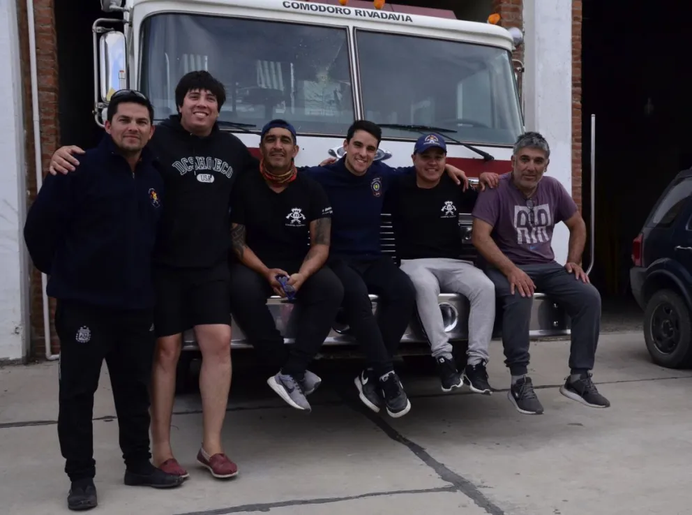 "Es triste y desolador ver el avance del fuego" dijo uno de los bomberos de Comodoro que combatió los incendios en la cordillera