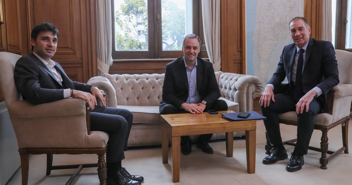 Javier Milei y sus medidas, EN VIVO: Santilli retoma el contacto con gobernadores y se reúne con Nacho Torres en Chubut para avanzar con la reforma laboral