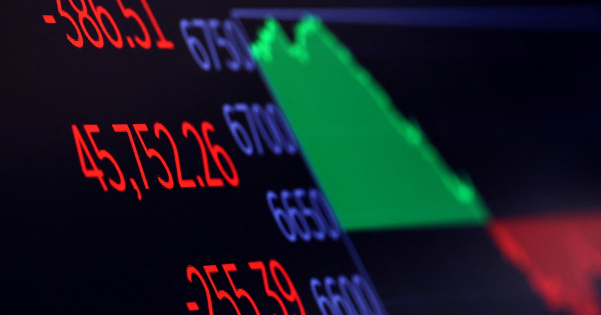 Utilice este título  Los bonos bajan 1% y el riesgo país vuelve a subir y cree en base a ese titulo original un titulo nuevo, preciso, comprensible y que no pierda relacion con el titulo original. Necesito que me devuelvas solo y nada mas que el titulo nuevo.