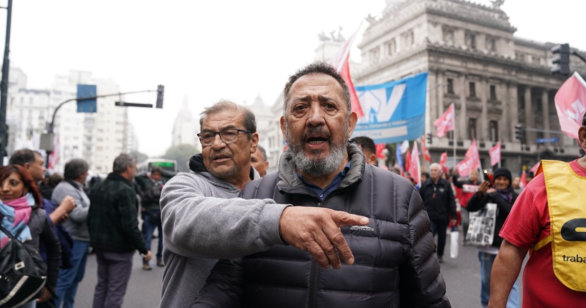 Utilice este título  Luis D’Elía y Barrionuevo ya no ocultan su apoyo a Kicillof y el expiquetero K le pide que enfrente a Cristina Kirchner y cree en base a ese titulo original un titulo nuevo, preciso, comprensible y que no pierda relacion con el titulo original. Necesito que me devuelvas solo y nada mas que el titulo nuevo.