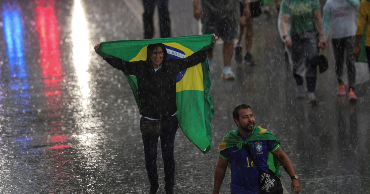 Militantes de Bolsonaro resultaron heridos de gravedad por la caída de un rayo durante una manifestación en Brasilia