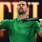 Utilice este título  Novak Djokovic se metió directo a cuartos del Abierto de Australia: se bajó su rival :: Olé y cree en base a ese titulo original un titulo nuevo, preciso, comprensible y que no pierda relacion con el titulo original. Necesito que me devuelvas solo y nada mas que el titulo nuevo.