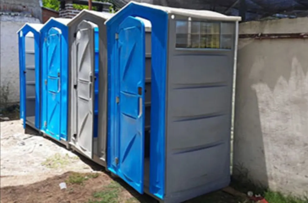 Playa Unión: robó un baño químico y lo tiró al río al ser descubierto