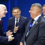 Utilice este título  Riquelme en su visita a Conmebol: risas con Infantino y Tapia, foto con Alejandro Domínguez y los otros presidentes que lo acompañaron :: Olé y cree en base a ese titulo original un titulo nuevo, preciso, comprensible y que no pierda relacion con el titulo original. Necesito que me devuelvas solo y nada mas que el titulo nuevo.