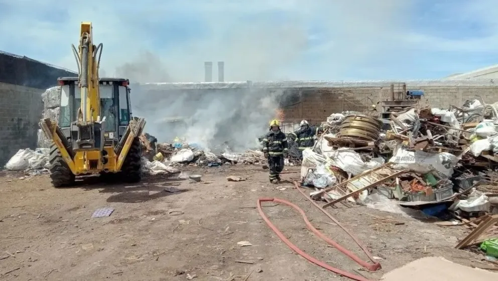 Una quema de cartones provocó un incendio en una chatarrería de Trelew