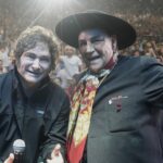 Utilice este título  “Vivimos en democracia, gracias a Dios” y cree en base a ese titulo original un titulo nuevo, preciso, comprensible y que no pierda relacion con el titulo original. Necesito que me devuelvas solo y nada mas que el titulo nuevo.