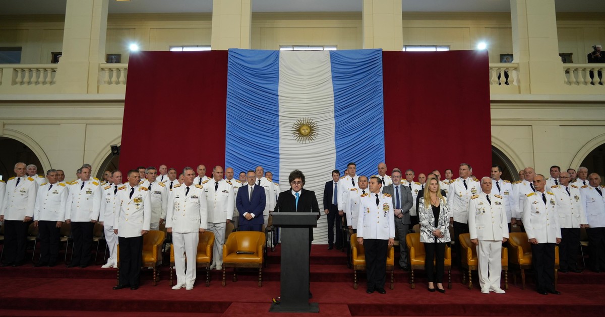 buscan aumentar los aportes de los militares para enfrentar el rojo en las cuentas