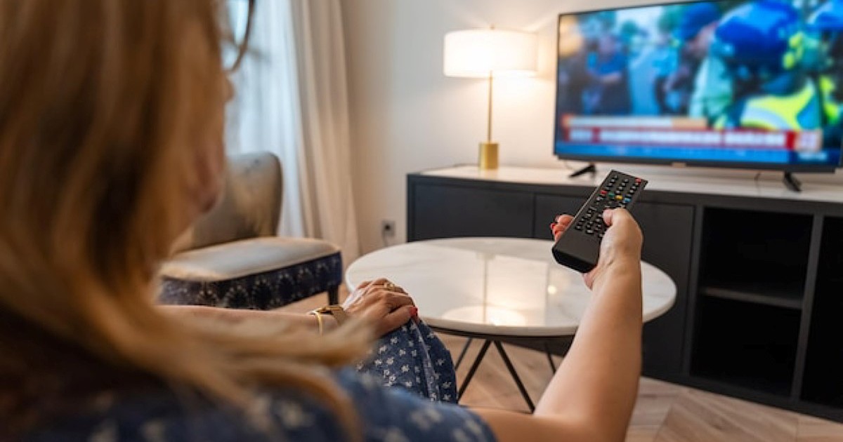 Utilice este título  cómo se usa el software para ver películas, series y videojuegos desde cualquier dispositivo y cree en base a ese titulo original un titulo nuevo, preciso, comprensible y que no pierda relacion con el titulo original. Necesito que me devuelvas solo y nada mas que el titulo nuevo.