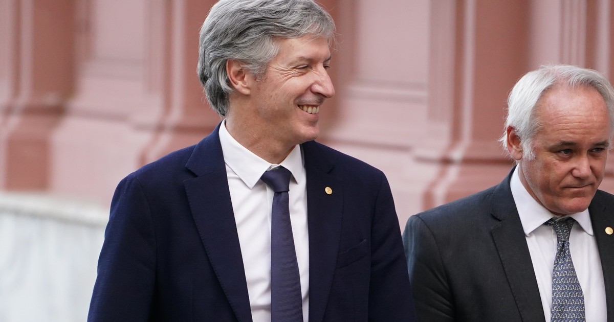 Utilice este título  dijo que la gente compra menos dólares y que la inflación cedió en enero y cree en base a ese titulo original un titulo nuevo, preciso, comprensible y que no pierda relacion con el titulo original. Necesito que me devuelvas solo y nada mas que el titulo nuevo.