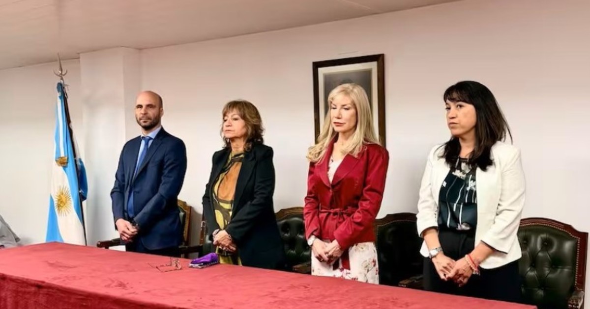 Utilice este título  una Corte con un presidente blue, jueces sin despachos y $24 millones de sueldo y cree en base a ese titulo original un titulo nuevo, preciso, comprensible y que no pierda relacion con el titulo original. Necesito que me devuelvas solo y nada mas que el titulo nuevo.