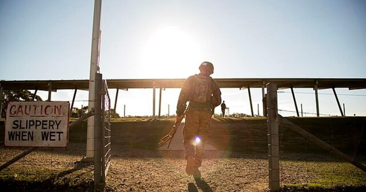 ¿Cómo es la señal de tránsito “SLIPPERY WHEN WET” y qué significa en español?