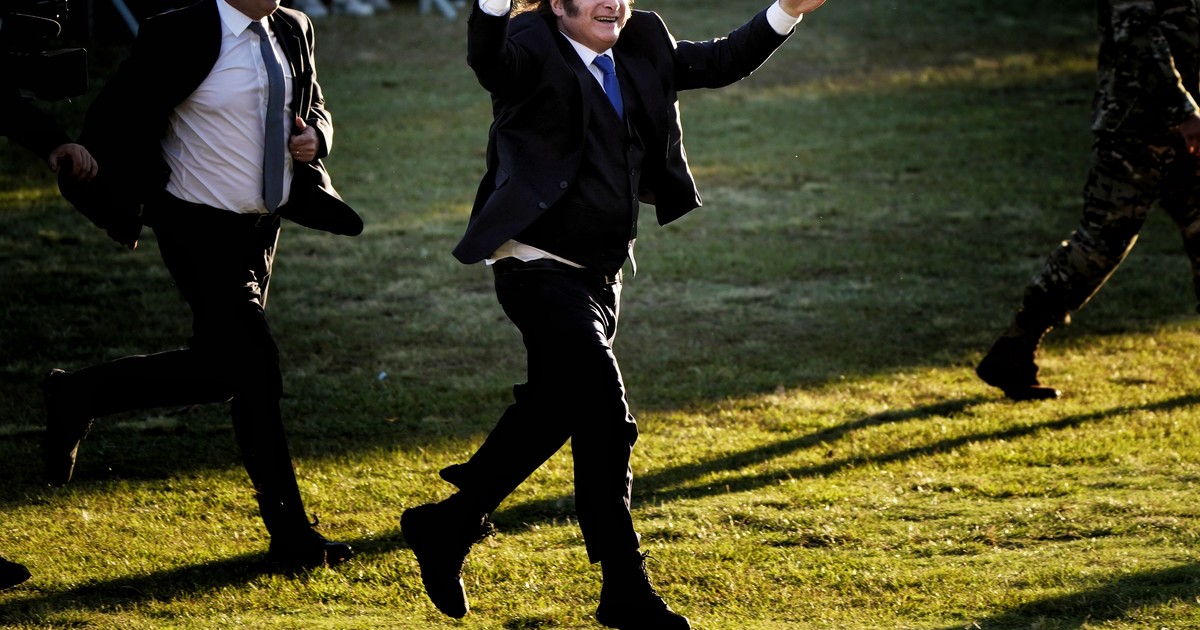 Javier Milei y sus medidas, EN VIVO: "Frenesí de mango loco" y todo lo que dejó la presencia del Presidente en el traslado del sable corvo de San Martín