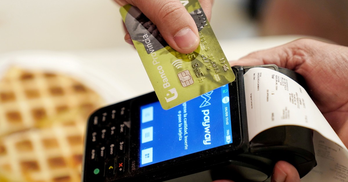 Bancos, tarjetas, aseguradoras y prepagas deberán empezar a emitir facturas electrónicas