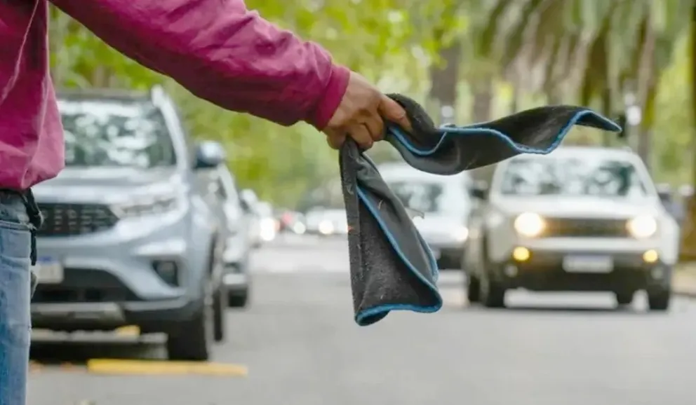 Buscan prohibir la actividad de los “trapitos” y “cuida coches” en Comodoro