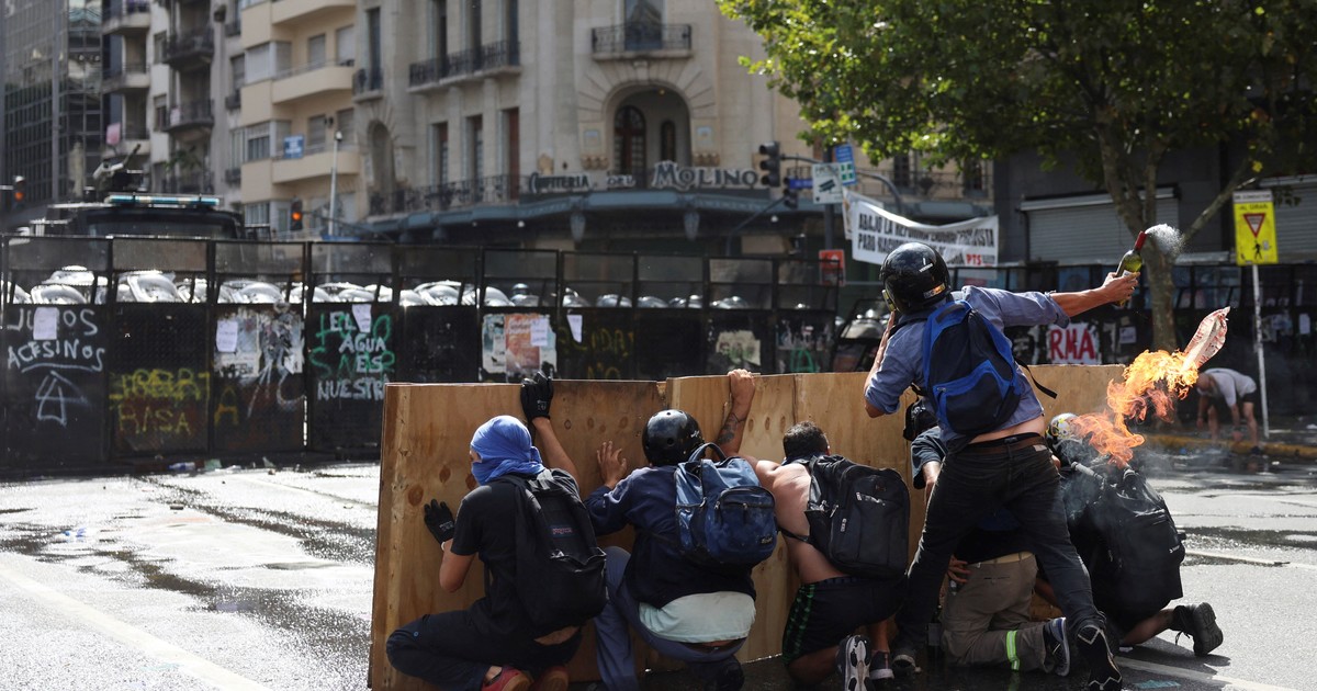 Dictan la prisión preventiva y seguirá detenido el manifestante que armó y tiró una bomba molotov a la policía durante la marcha por la reforma laboral