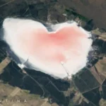 La NASA difundió la imagen de una laguna rosa con forma de corazón en Argentina