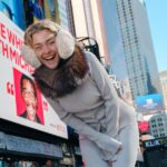 Utilice este título  Minerva Casero viene de Broadway directo a la calle Corrientes y cree en base a ese titulo original un titulo nuevo, preciso, comprensible y que no pierda relacion con el titulo original. Necesito que me devuelvas solo y nada mas que el titulo nuevo.