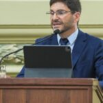 Utilice este título Pullaro abrió las sesiones legislativas en Santa Fe, con un mensaje tras la protesta policial y con alusiones a Milei y cree en base a ese titulo original un titulo nuevo, preciso, comprensible y que no pierda relacion con el titulo original. Necesito que me devuelvas solo y nada mas que el titulo nuevo.