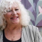 Utilice este título  “Tuve ocho parejas estables, me ofrecieron matrimonio, pero nunca me casé por pánico al compromiso” y cree en base a ese titulo original un titulo nuevo, preciso, comprensible y que no pierda relacion con el titulo original. Necesito que me devuelvas solo y nada mas que el titulo nuevo.