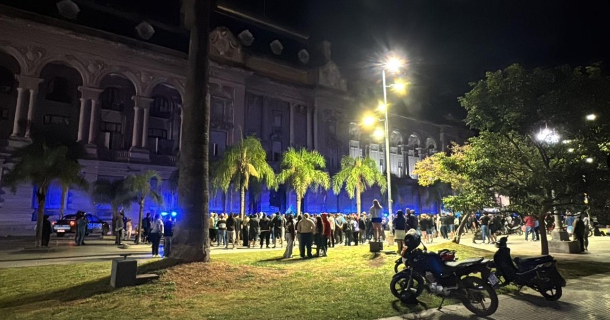 echarán a por lo menos 20 policías que se acuartelaron tras enfrentarse con otros agentes en una protesta salarial