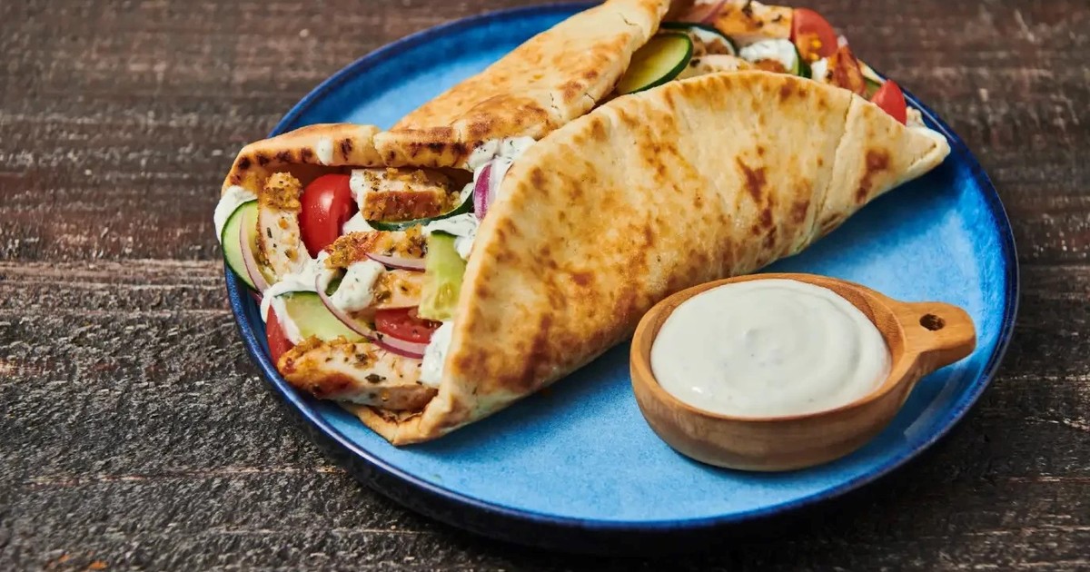 el irresistible plato griego que es un clásico callejero en Estados Unidos