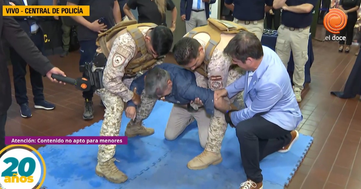 el ministro de Seguridad de Córdoba probó un nuevo dispositivo policial y quedó de rodillas por una descarga eléctrica