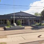 Utilice este título le arrancó un dedo a una enfermera que intentaba atenderlo y cree en base a ese titulo original un titulo nuevo, preciso, comprensible y que no pierda relacion con el titulo original. Necesito que me devuelvas solo y nada mas que el titulo nuevo.