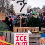 Utilice este título los inmigrantes de Minneápolis recurren a clases virtuales para evitar ser deportados y cree en base a ese titulo original un titulo nuevo, preciso, comprensible y que no pierda relacion con el titulo original. Necesito que me devuelvas solo y nada mas que el titulo nuevo.