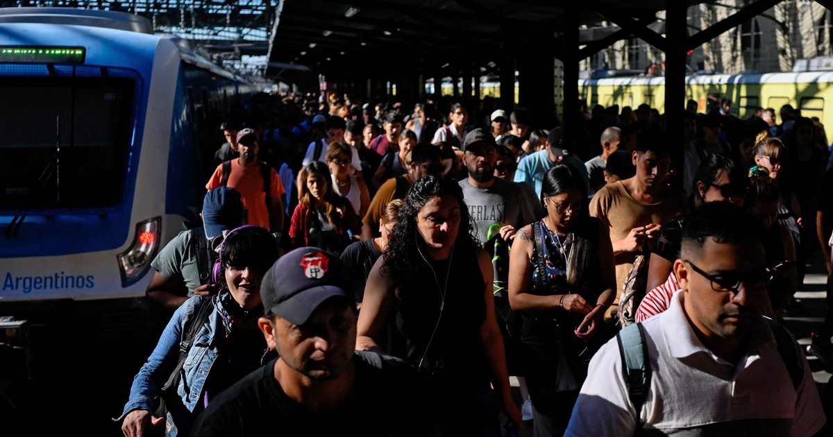 los salarios acumulan cuatro meses seguidos de caída, según un informe del Gobierno