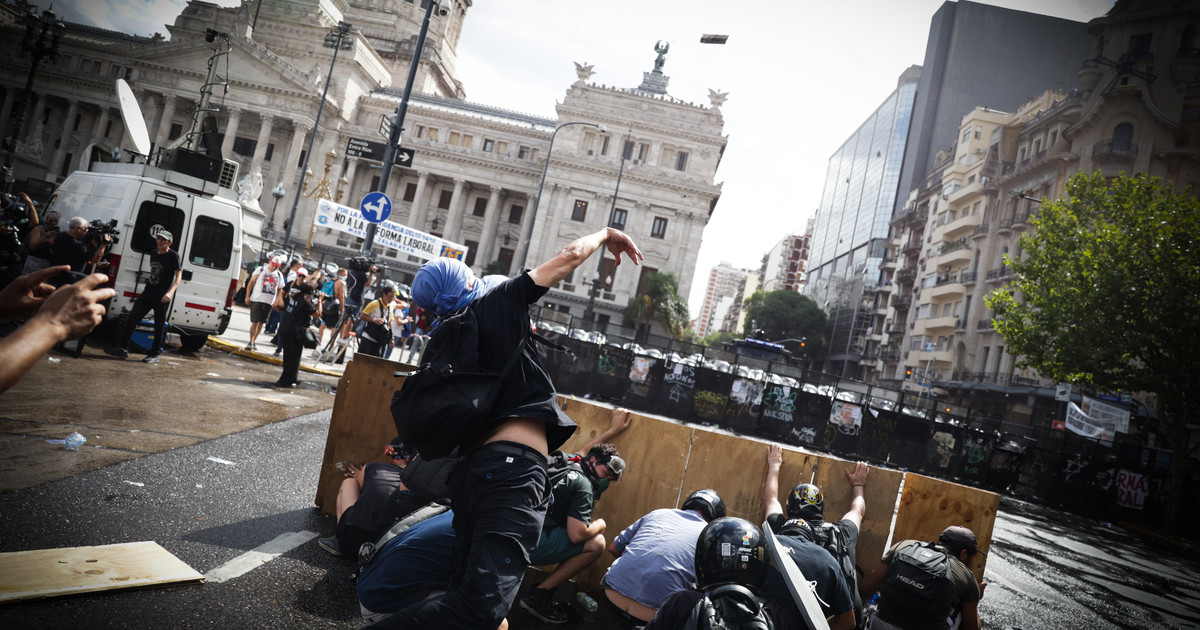tras los incidentes por la reforma laboral, Jorge Macri pidió endurecer las penas y tildó a los violentos de "animales"