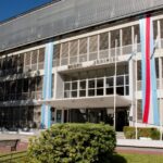 Utilice este título un jurado popular declaró culpable a dos policías por abusar sexualmente de dos adolescentes en un hogar de resguardo y cree en base a ese titulo original un titulo nuevo, preciso, comprensible y que no pierda relacion con el titulo original. Necesito que me devuelvas solo y nada mas que el titulo nuevo.